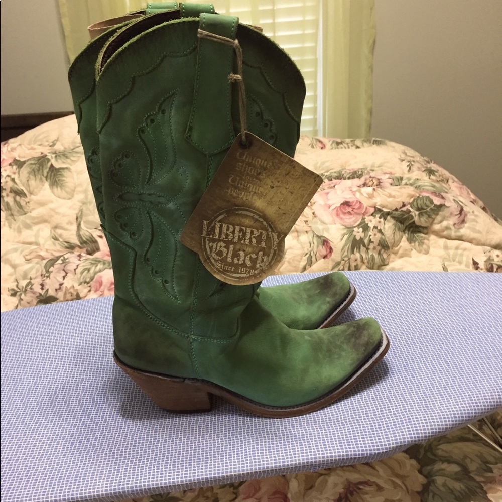 New Cowgirl butterfly Liberty Black boots sz 6